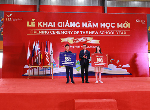 Trao học bổng cho các học sinh có thành tích học tập tốt tại IEC Quảng Ngãi (ảnh: NHG)