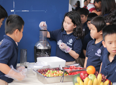 Học sinh UKA Bình Thạnh tự pha chế nước hoa quả, nâng cao tinh thần sống xanh (ảnh: NHG)