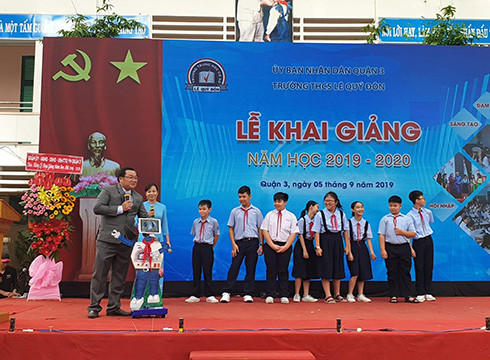 Hiệu trưởng, giáo viên và học sinh điều khiển robot thông minh Moza ngay tại lễ khai giảng (ảnh: P.L) Hiệu trưởng, giáo viên và học sinh điều khiển robot thông minh Moza ngay tại lễ khai giảng (ảnh: P.L)