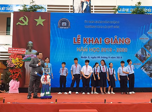 Hiệu trưởng, giáo viên và học sinh điều khiển robot thông minh Moza ngay tại lễ khai giảng (ảnh: P.L)