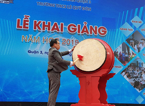 Hiệu trưởng đánh trống khai trường, khai giảng năm học mới (ảnh: P.L) Hiệu trưởng đánh trống khai trường, khai giảng năm học mới (ảnh: P.L)