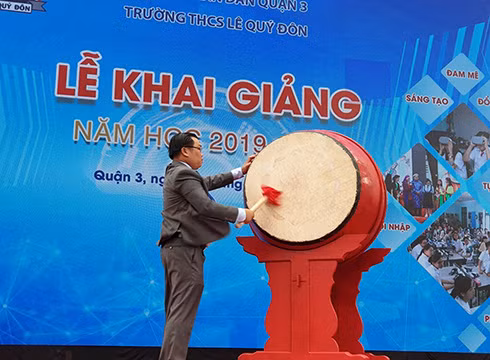 Hiệu trưởng đánh trống khai trường, khai giảng năm học mới (ảnh: P.L)