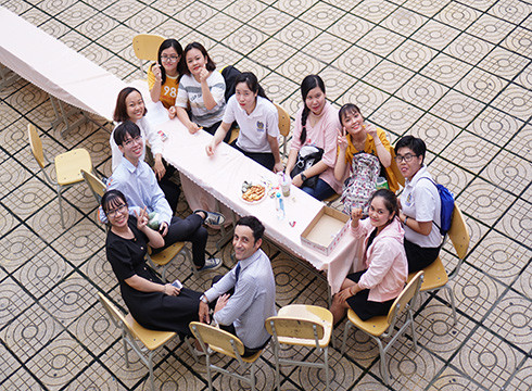 Giáo viên bản ngữ trực tiếp giảng dạy, trao đổi cùng với sinh viên BVU (ảnh: BVU) Giáo viên bản ngữ trực tiếp giảng dạy, trao đổi cùng với sinh viên BVU (ảnh: BVU)