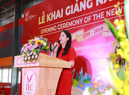 Bà Hoàng Nguyễn Thu Thảo - Tổng Giám đốc Tập đoàn Nguyễn Hoàng phát biểu ở IEC Quảng Ngãi (ảnh: NHG)