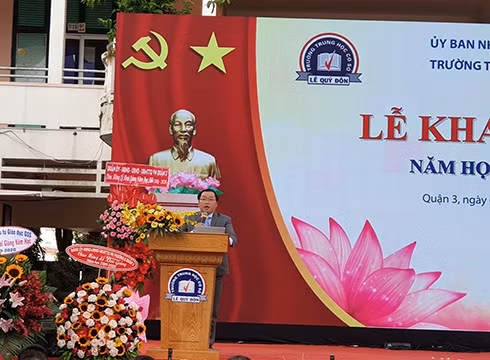 Tiến sĩ Phạm Đăng Khoa đọc thư chào mừng năm học mới của Tổng Bí thư, Chủ tịch nước (ảnh: P.L)