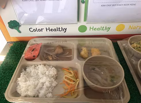 Tôi đã khóc khi nhìn thấy suất ăn của con mình ở trường quốc tế Việt Úc