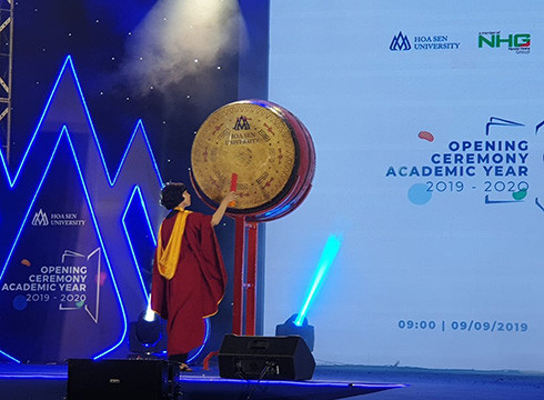 Giáo sư Mai Hồng Quỳ đánh trống khai giảng năm học mới (ảnh: P.L)