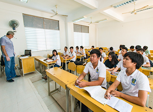 Giáo viên bản ngữ trực tiếp giảng dạy, trao đổi cùng với sinh viên BVU (ảnh: BVU) Giáo viên bản ngữ trực tiếp giảng dạy, trao đổi cùng với sinh viên BVU (ảnh: BVU)