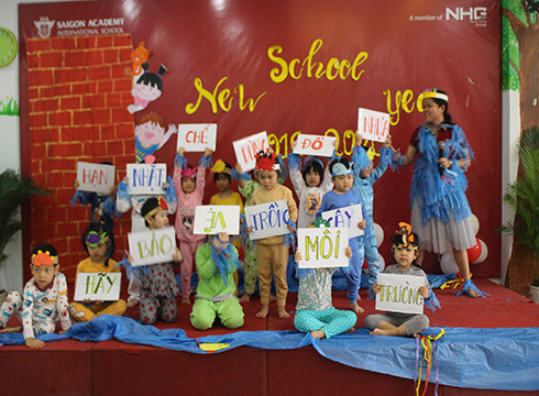 Học sinh SGA Nguyễn Thái Bình trình diễn thời trang tái chế nhân ngày khai trường (ảnh: NHG)