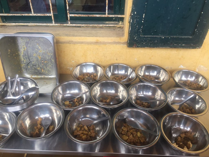 Hình ảnh bữa trưa bán trú học sinh tiểu học Hoàng Hoa Thám được giáo viên chụp lại khay thịt đã chia xong, nhưng vẫn còn khoảng 10 cháu chưa có thịt. Ảnh: NVCC Hình ảnh bữa trưa bán trú học sinh tiểu học Hoàng Hoa Thám được giáo viên chụp lại khay thịt đã chia xong, nhưng vẫn còn khoảng 10 cháu chưa có thịt. Ảnh: NVCC