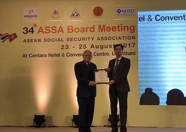 Phó Tổng Giám đốc Đào Việt Ánh nhận Bằng khen của Chủ tịch ASSA nhiệm kỳ 2016 – 2017.