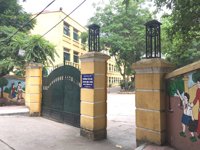 Trường tiểu học Hoàng Hoa Thám, nhiều năm liền giáo viên bị nhà trường bớt xén tiền dạy 2 buổi, chế độ dạy thêm giờ, o ép giáo viên phải nghỉ học. Ảnh: Vũ Phương. Trường tiểu học Hoàng Hoa Thám, nhiều năm liền giáo viên bị nhà trường bớt xén tiền dạy 2 buổi, chế độ dạy thêm giờ, o ép giáo viên phải nghỉ học. Ảnh: Vũ Phương.