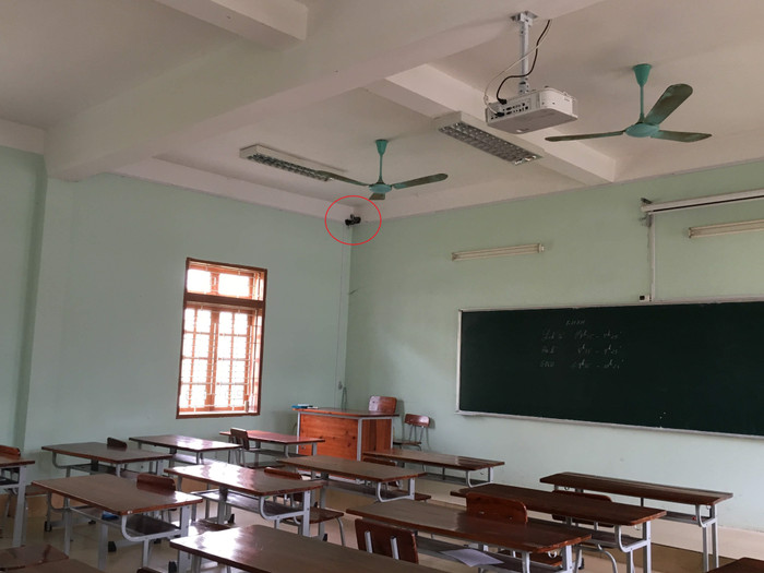 Phòng thi số 0059 điểm thi Trường trung học phổ thông chuyên Sơn La tại thời điểm phóng viên có mặt (21/7) camera không có tín hiệu hoạt động (ảnh khoanh đỏ). Ảnh: Vũ Phương Phòng thi số 0059 điểm thi Trường trung học phổ thông chuyên Sơn La tại thời điểm phóng viên có mặt (21/7) camera không có tín hiệu hoạt động (ảnh khoanh đỏ). Ảnh: Vũ Phương