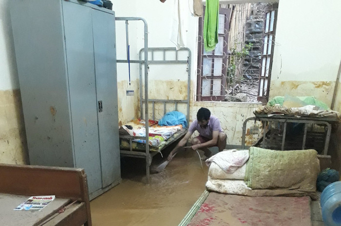 Trường Nà Ớt vẫn ngập bùn đất, mượn nhà văn hóa thôn để khai giảng ảnh 1 Trường Nà Ớt vẫn ngập bùn đất, mượn nhà văn hóa thôn để khai giảng ảnh 1