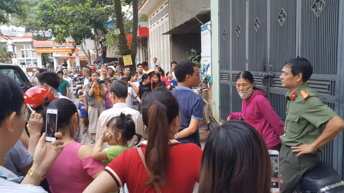 Rất đông người dân đứng trước nhà đối tượng Nguyễn Thị Hồng Nga (gần trụ sở Sở Giáo dục và Đào tạo Sơn La) xem cơ quan chức năng bắt tạm giam bị can. Ảnh: CTV cung cấp.