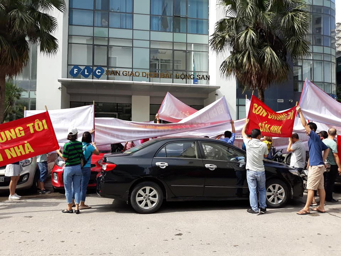 Nhiều cư dân mua nhà HH3 tập trung trước cửa trụ sở Tập đoàn FLC mang theo băng-rôn, khẩu hiệu yêu cầu FLC trả nhà cho cư dân và thực hiện đúng hợp đồng cam kết. Ảnh: NVCC. Nhiều cư dân mua nhà HH3 tập trung trước cửa trụ sở Tập đoàn FLC mang theo băng-rôn, khẩu hiệu yêu cầu FLC trả nhà cho cư dân và thực hiện đúng hợp đồng cam kết. Ảnh: NVCC.