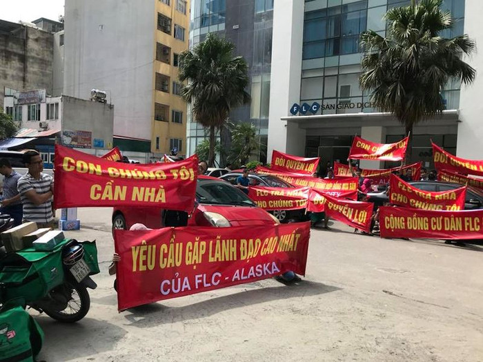 Chậm bàn giao nhà theo hợp đồng ký kết, cư dân bức xúc treo băng-rôn, khẩu hiệu trước trụ sở chính Tập đoàn FLC đòi nhà, đòi quyền lợi. Ảnh: NVCC. Chậm bàn giao nhà theo hợp đồng ký kết, cư dân bức xúc treo băng-rôn, khẩu hiệu trước trụ sở chính Tập đoàn FLC đòi nhà, đòi quyền lợi. Ảnh: NVCC.