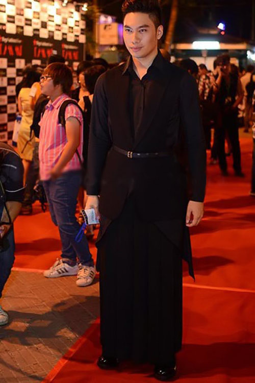 3. Nhà thiết kế Lý Quý Khánh Ở Việt Nam, khái niệm "đàn ông mặc váy" còn khá xa lạ và khó chấp nhận. Như trong chương trình Vietnam's Next Top Model, giám khảo Đỗ Mạnh Cường và Nam Trung bạo gan mặc váy lên truyền hình và nhận được sự chỉ trích khá nặng nề tứ phía khán giả.