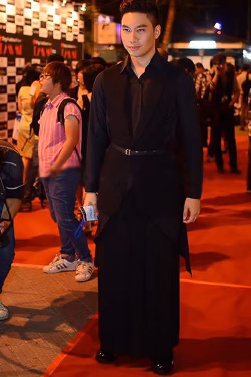 3. Nhà thiết kế Lý Quý Khánh Ở Việt Nam, khái niệm "đàn ông mặc váy" còn khá xa lạ và khó chấp nhận. Như trong chương trình Vietnam's Next Top Model, giám khảo Đỗ Mạnh Cường và Nam Trung bạo gan mặc váy lên truyền hình và nhận được sự chỉ trích khá nặng nề tứ phía khán giả. 3. Nhà thiết kế Lý Quý Khánh Ở Việt Nam, khái niệm "đàn ông mặc váy" còn khá xa lạ và khó chấp nhận. Như trong chương trình Vietnam's Next Top Model, giám khảo Đỗ Mạnh Cường và Nam Trung bạo gan mặc váy lên truyền hình và nhận được sự chỉ trích khá nặng nề tứ phía khán giả.