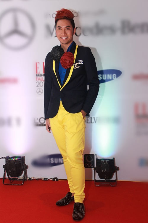 Nếu không mặc váy, Lý Quý Khánh diện trang phục màu mè lòe loẹt