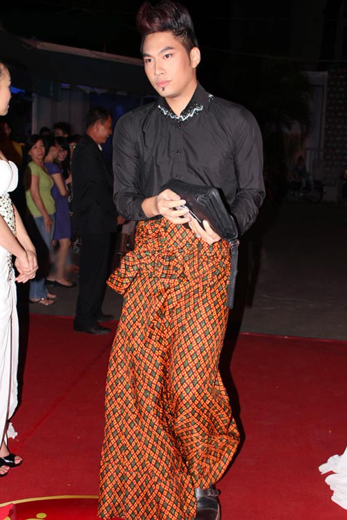 Mặc cho nhiều lời dị nghị không hay đó, nhà thiết kế Lý Quý Khánh vẫn đặc biệt yêu thích những chiếc váy, hay quần ống rộng dường như chỉ dành cho phái nữ mỗi khi tham dự sự kiện. Không chỉ thế, Lý Quý Khánh còn rất ưu ái với những trang phục màu mè. Chính cái sự đi ngược lại với truyền thống Việt Nam này mà phong cách của Lý Quý Khánh luôn nằm ở ngã ba đường, người ủng hộ tán dương, kẻ khác lại chê bai hết lời.