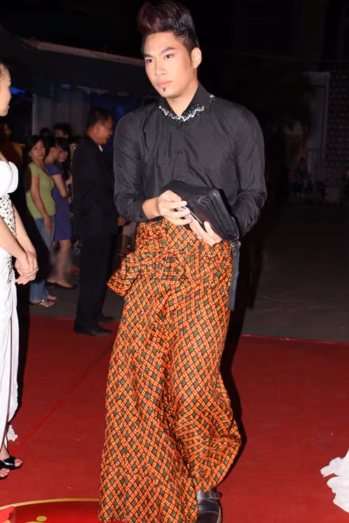 Mặc cho nhiều lời dị nghị không hay đó, nhà thiết kế Lý Quý Khánh vẫn đặc biệt yêu thích những chiếc váy, hay quần ống rộng dường như chỉ dành cho phái nữ mỗi khi tham dự sự kiện. Không chỉ thế, Lý Quý Khánh còn rất ưu ái với những trang phục màu mè. Chính cái sự đi ngược lại với truyền thống Việt Nam này mà phong cách của Lý Quý Khánh luôn nằm ở ngã ba đường, người ủng hộ tán dương, kẻ khác lại chê bai hết lời. Mặc cho nhiều lời dị nghị không hay đó, nhà thiết kế Lý Quý Khánh vẫn đặc biệt yêu thích những chiếc váy, hay quần ống rộng dường như chỉ dành cho phái nữ mỗi khi tham dự sự kiện. Không chỉ thế, Lý Quý Khánh còn rất ưu ái với những trang phục màu mè. Chính cái sự đi ngược lại với truyền thống Việt Nam này mà phong cách của Lý Quý Khánh luôn nằm ở ngã ba đường, người ủng hộ tán dương, kẻ khác lại chê bai hết lời.