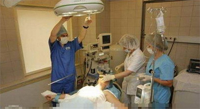 Thiếu nữ lên giường mổ Thiếu nữ lên giường mổ