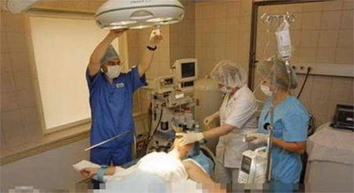 Thiếu nữ lên giường mổ