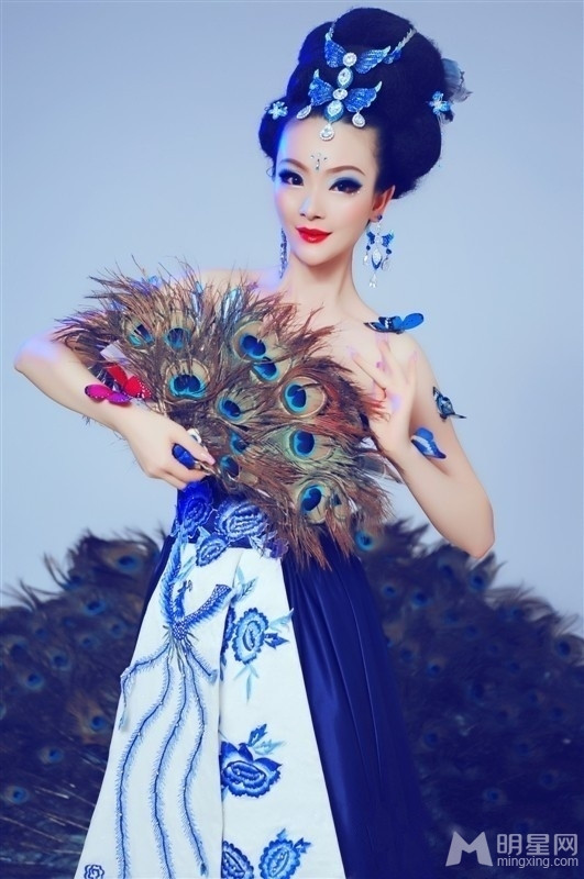 Cô cũng chia sẻ rằng đã dùng phẫu thuật thẩm mỹ để can thiệp vào gương mặt của mình Cô cũng chia sẻ rằng đã dùng phẫu thuật thẩm mỹ để can thiệp vào gương mặt của mình