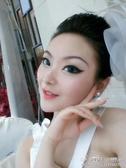 Cô gái tỏ ra rất 'tự hào' với gương mặt kỳ lạ và khác biệt này của mình. Cô cho rằng, nhờ đó mà mọi người chú ý đến cô nhiều hơn