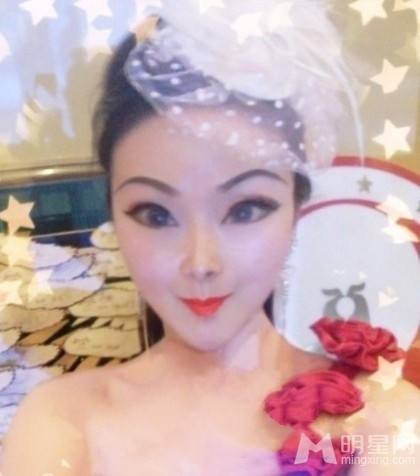 Ngay sau khi xuất hiện trên hàng loạt các trang tin lớn của Trung Quốc, cô người mẫu trẻ có gương mặt nhọn hoắt này lập tức khiến dư luận 'sửng sốt'. Nhiều người còn đoán rằng cô chỉ là một nhân vật hoạt hình, nhưng ngạc nhiên rằng cô là 'người thật'. Ngay sau khi xuất hiện trên hàng loạt các trang tin lớn của Trung Quốc, cô người mẫu trẻ có gương mặt nhọn hoắt này lập tức khiến dư luận 'sửng sốt'. Nhiều người còn đoán rằng cô chỉ là một nhân vật hoạt hình, nhưng ngạc nhiên rằng cô là 'người thật'.