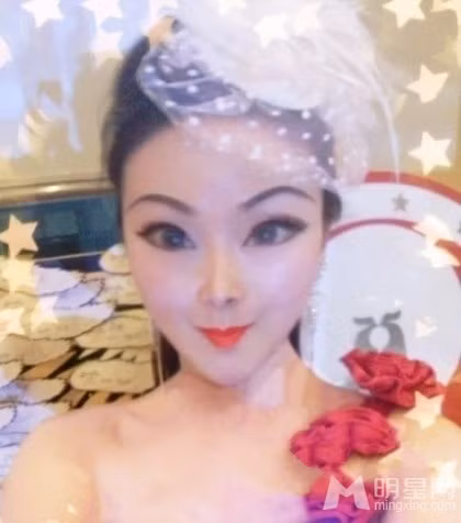 Ngay sau khi xuất hiện trên hàng loạt các trang tin lớn của Trung Quốc, cô người mẫu trẻ có gương mặt nhọn hoắt này lập tức khiến dư luận 'sửng sốt'. Nhiều người còn đoán rằng cô chỉ là một nhân vật hoạt hình, nhưng ngạc nhiên rằng cô là 'người thật'.