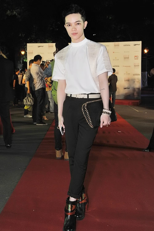 Hình ảnh cởi trần mặc váy đuôi cá quyến rũ và đậm chất nữ tính của Kelbin Lei khiến nhiều người sửng sốt và hoài nghi về giới tính thật của anh chàng này. Nhưng với những người làm và mê thời trang thì họ thừa nhận đây là một thành quả lao động nghiêm túc của Kelbin. Sự "lẫn lộn" giới tính của anh chàng mang đến cảm hứng cho nhiều nhiếp ảnh gia và không thể phủ nhận từng bộ ảnh của chàng hotboy mang đậm hơi thở của thời trang cao cấp - một điều tương đối hiếm ở Việt Nam