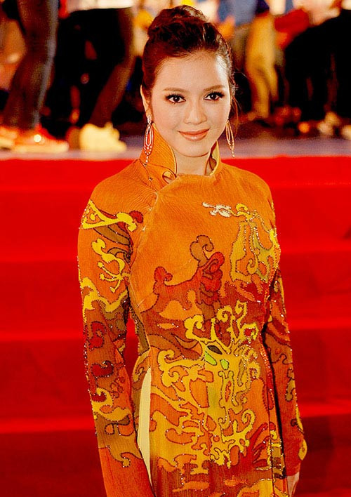 Trong buổi gặp gỡ chúc mừng Vịnh Hạ Long nằm trong top những kì quan thế giới Lý Nhã Kỳ bất cẩn với phần cúc áo bị cài lệch.