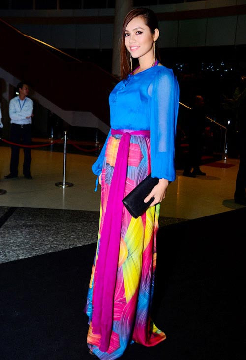 Những bộ cánh của người đẹp luôn phảng phất sự phức tạp, họa tiết rối mắt và sắc màu rối loạn.