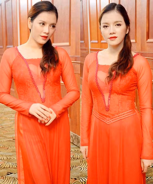 Lý Nhã Kỳ - Thảm họa áo dài Để phù hợp với vai trò Đại sứ du lịch Việt Nam, Lý Nhã Kỳ cũng thường xuyên xuất hiện với chiếc áo dài truyền thống. Việc người đẹp vận áo dài cũng trở thành đề tài khiến dư luận chú ý. Do có những số đo "khủng" ở cả ba vòng nên Lý Nhã Kỳ không phù hợp với vẻ đẹp kín đáo của áo dài. Những bất lợi về hình thể khiến Đại sứ du lịch chưa lần nào được nhận được lời khen xứng đáng dù cô đã rất nỗ lực mặc trang phục dân tộc. Ngoài ra, Lý Nhã Kỳ còn gặp một số vấn đề về gu thẩm mỹ, những chiếc áo dài cô chọn lựa luôn mắc lỗi rườm rà hoặc sến. Lý Nhã Kỳ và chiếc áo dài trong một sự kiện diễn ra vào tháng 9, chất liệu siêu mỏng khiến áo dài mất đi vẻ đẹp kín đáo vốn có.