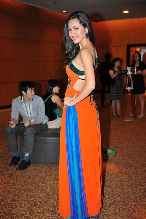 Á hậu Hoàng My – Thảm họa diêm dúa Hoàng My cũng có chỗ đứng trong list những trang phục thảm họa của năm.Hoàng My là một trong những tên tuổi đóng góp rất nhiều cho những cuộc thi nhan sắc, nhưng sự xuất hiện của cô chưa tạo nên dấu ấn. Quá mờ nhạt và thiếu cá tính là những gì mà người xem nhận xét về hình ảnh của Hoàng My tại các đấu trường quốc tế. Sau những lần nhận được góp ý, Hoàng My xuất hiện với hình ảnh mới, nhưng Á hậu lại vô tình mắc phải lỗi ham chi tiết.