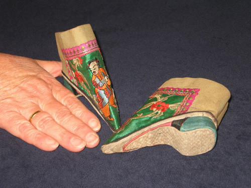 Đôi giày sen nhỏ xíu có thể để trong lòng bàn tay