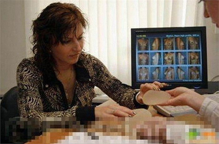 Thiếu nữ đang chọn loại silicon cho vòng 3 của mình Thiếu nữ đang chọn loại silicon cho vòng 3 của mình