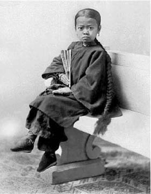 Các bé gái thực hiện nghi lễ bó chân từ rất sớm