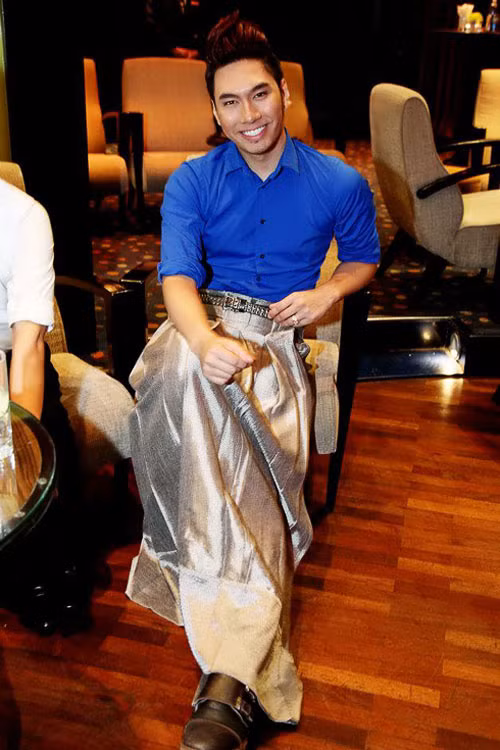 Kiểu mặc váy của Lý Quý Khánh không vừa mắt số đông người hâm mộ Kiểu mặc váy của Lý Quý Khánh không vừa mắt số đông người hâm mộ