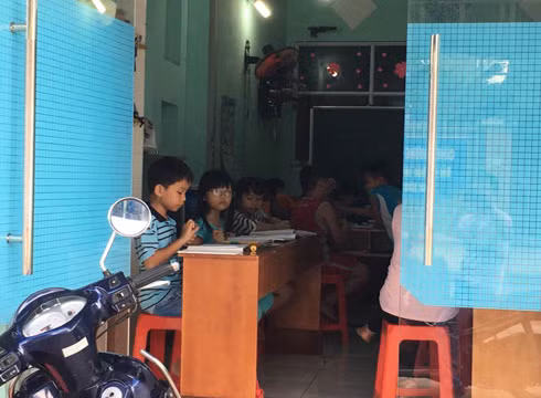 Học sinh tiểu học đi học thêm tại một cơ sở trên đường HT31, phường Hiệp Thành sáng 30/6 (ảnh: P.L) Học sinh tiểu học đi học thêm tại một cơ sở trên đường HT31, phường Hiệp Thành sáng 30/6 (ảnh: P.L)