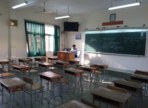 Phòng thi 2985 không có thí sinh đến dự thi, nhưng cán bộ coi thi vẫn phải túc trực ở phòng thi (ảnh: P.L) Phòng thi 2985 không có thí sinh đến dự thi, nhưng cán bộ coi thi vẫn phải túc trực ở phòng thi (ảnh: P.L)
