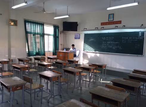Phòng thi 2985 không có thí sinh đến dự thi, nhưng cán bộ coi thi vẫn phải túc trực ở phòng thi (ảnh: P.L)