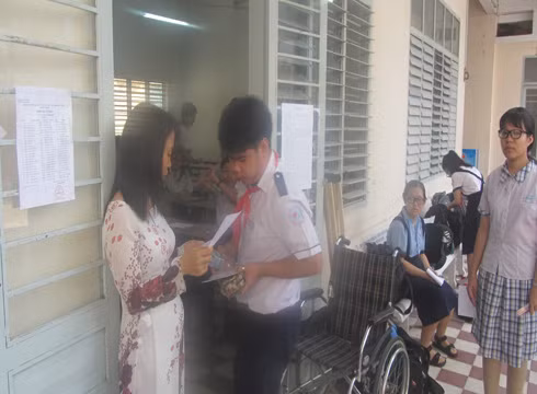 Giám thị 1 gọi tên thí sinh vào phòng thi tuyển sinh lớp 10 (ảnh: P.L) Giám thị 1 gọi tên thí sinh vào phòng thi tuyển sinh lớp 10 (ảnh: P.L)