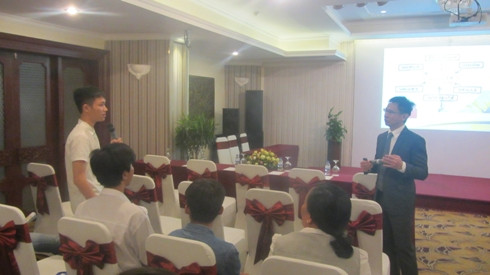 Đại diện lãnh đạo của NIE giải đáp tận tình thắc mắc của sinh viên Thành phố Hồ Chí Minh (ảnh: P.L) Đại diện lãnh đạo của NIE giải đáp tận tình thắc mắc của sinh viên Thành phố Hồ Chí Minh (ảnh: P.L)