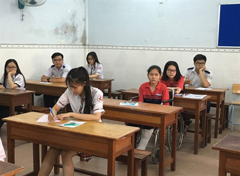 Thí sinh Đỗ Thị Lan Anh phải đến phòng thi bằng xe lăn vào sáng ngày 22/6 (ảnh: T.Hà) Thí sinh Đỗ Thị Lan Anh phải đến phòng thi bằng xe lăn vào sáng ngày 22/6 (ảnh: T.Hà)