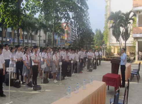 Học sinh tập trung làm thủ tục khai mạc kỳ thi tuyển sinh lớp 10 ở Trường Lý Thường Kiệt (ảnh: P.L) Học sinh tập trung làm thủ tục khai mạc kỳ thi tuyển sinh lớp 10 ở Trường Lý Thường Kiệt (ảnh: P.L)