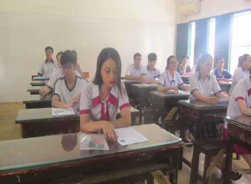 Thí sinh tại điểm thi Trường trung học phổ thông Nguyễn Trung Trực chuẩn bị làm bài môn Ngoại ngữ (ảnh: P.L) Thí sinh tại điểm thi Trường trung học phổ thông Nguyễn Trung Trực chuẩn bị làm bài môn Ngoại ngữ (ảnh: P.L)