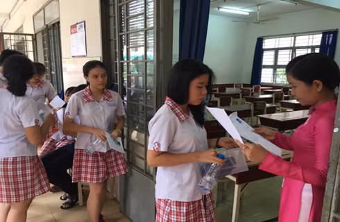 Thí sinh chuẩn bị vào phòng, làm bài thi môn Toán ở điểm thi Trường Trần Hưng Đạo (Ảnh minh họa: P.L)